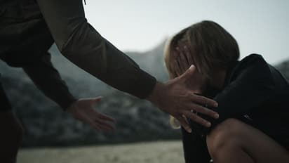 യൂണിവേഴ്സിറ്റി അഡ്മിഷന് ലഭിച്ചില്ല; മകളുടെ മുടി മുറിച്ചും പട്ടിണിക്കിട്ടും അച്ഛന്റെ ക്രൂര പീഡനം !