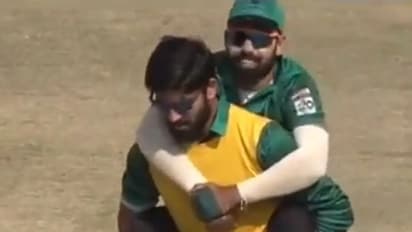 Pakistan National T20: ஸ்ட்ரெச்சர் இல்லாததால் காயமடைந்த ஷதாப் கானை அலேக்காக முதுகில் தூக்கி சென்ற சக வீரர்!