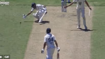 ബാറ്റിംഗിനിടെ ഒരു നിമിഷത്തേക്ക് ബാബറിന്റെ 'കിളി പോയി'; ഫീല്ഡറായി പന്ത് കൈകൊണ്ട് തടുത്തിടാന് ശ്രമം-വീഡിയോ