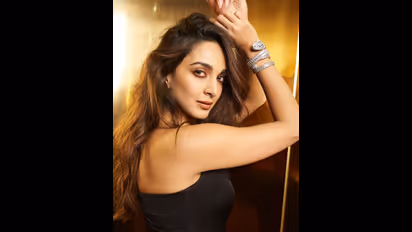 బ్లాక్ ఫిట్ లో కియారా నుంచి మెంటల్ ఎక్కించే ఫోజులు.. ఆ షో కోసం బాలీవుడ్ బ్యూటీ గ్లామర్ మెరుపులు