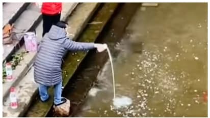 'കർമ്മഫലം' നന്നാവാന്‍ നദിയില്‍ ഭക്ഷ്യവസ്തുക്കളൊഴുക്കിയ യുവതികളെ രൂക്ഷമായി വിമര്‍ശിച്ച് സോഷ്യല്‍ മീഡിയ !