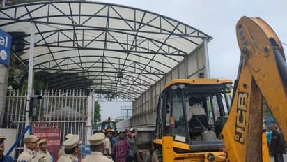  రేవంత్ రెడ్డి ప్రమాణస్వీకారం వేళ బద్దలవుతున్న ప్రగతి భవన్ గేట్లు 