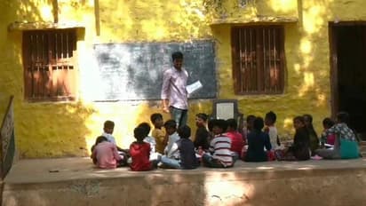 ಚಿತ್ರದುರ್ಗ: ಈ ಸರ್ಕಾರಿ ಶಾಲೆಯ ಮಕ್ಕಳಿಗೆ ಬಯಲಲ್ಲೇ ಪಾಠ..!