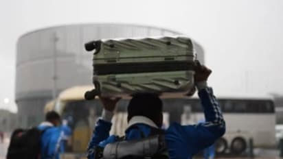 കുടയില്ല, ഡര്‍ബനില്‍ കനത്ത മഴയും; ലഗേജ് തലയില്‍ വച്ച് തടിതപ്പി ഇന്ത്യന്‍ ക്രിക്കറ്റ് താരങ്ങള്‍- വീഡിയോ