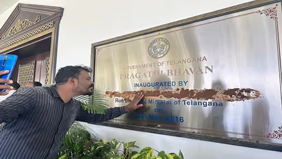 ప్రజా భవన్ లో కేసీఆర్ పేరును మట్టితో కప్పేశారు.. 