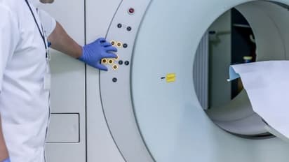 സ്കാനിംഗ് സമയത്ത് രഹസ്യമായി സൂക്ഷിച്ച തോക്ക് പൊട്ടി; സ്ത്രീക്ക് പിൻഭാഗത്ത് വെടിയേറ്റു