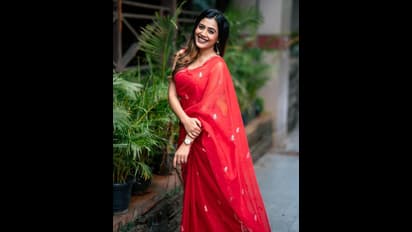 ರೆಡ್‌ ಕಲರ್ ಸ್ಯಾರಿಯಲ್ಲಿ ಮಿಂಚಿದ ಸಾರಾ ಅಣ್ಣಯ್ಯ, ಫಿಗರ್‌ ನೋಡಿ ಸುಸ್ತಾದ್ವಿ ಎಂದ ನೆಟ್ಟಿಗರು