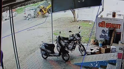 முன்னால் சென்ற வாகனத்தை முந்த முயன்றபோது கோர விபத்து; சொகுசு கார் மோதி 6 பேர் படுகாயம்