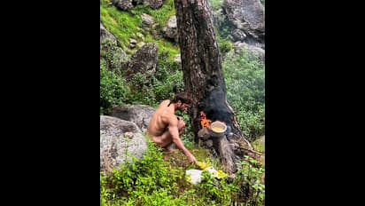 ಹಿಮಾಲಯದ ತಪ್ಪಲಿನಲ್ಲಿ ಸಂಪೂರ್ಣ ಬೆತ್ತಲಾದ ತುಪಾಕಿ ನಟ : ಆಧ್ಮಾತ್ಮದ ಮಾತು: ಫೋಟೋಸ್ ವೈರಲ್