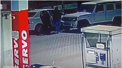 കോഴിക്കോട് സ്വദേശികളെ ബലം പ്രയോഗിച്ച് മറ്റൊരു കാറിലേക്ക് മാറ്റി, കാറിൽ സൂക്ഷിച്ച 20 ലക്ഷം കവർന്നെന്ന് പരാതി