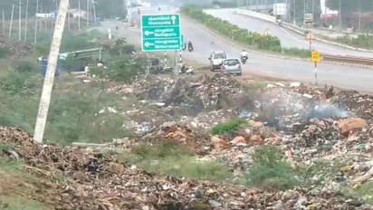 ಚಿತ್ರದುರ್ಗ: ಕೆರೆ ಪಕ್ಕದಲ್ಲೇ ರಾಶಿ ರಾಶಿ ಕಸ, ದುರ್ವಾಸನೆ ತಾಳದೆ ಮೂಗು ಮುಚ್ಚಿ ಓಡಾಡ್ತಿರೋ ಜನ..!