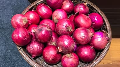 வெங்காயத்தை பச்சையாக சாப்பிடுவதால் என்னென்ன பிரச்சனைகள் ஏற்படும் தெரியுமா?