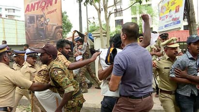 സർവകലാശാലകളെ സംഘപരിവാർ കേന്ദ്രങ്ങളാക്കുന്നു, ഗവർണർക്കെതിരെ കരിങ്കൊടിയുമായി എസ്എഫ്ഐ 