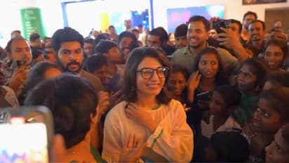 సమంతని చూసి కేకలు పెట్టిన `ప్రత్యూష` స్టూడెండ్స్.. అరుపులతో హోరెత్తిపోయిన ఏఎంబీ..