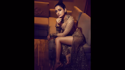 ಗೋಲ್ಡನ್ ಡ್ರೆಸ್‌ನಲ್ಲಿ ಚುಟು ಚುಟು ಬೆಡಗಿ ಆಶಿಕಾ: ಝೂಮ್ ಹಾಕಿ ನೋಡಿದ್ರು ಏನು ಕಾಣ್ತಿಲ್ಲ ಎಂದ ಫ್ಯಾನ್ಸ್‌!