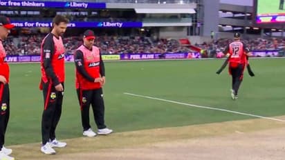 അപകടരമായ പിച്ചും ബൗണ്‍സറും! ബിഗ് ബാഷില്‍ പെര്‍ത്ത് സ്‌കോര്‍ച്ചേഴ്സ്-മെല്‍ബണ്‍ റെനഗേഡ്‌സ് മത്സരം ഉപേക്ഷിച്ചു