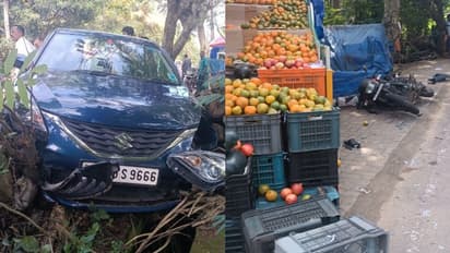 നിയന്ത്രണം വിട്ട കാർ വഴിയോര കച്ചവട വാഹനത്തിലേക്ക് ഇടിച്ചു കയറി, രണ്ടുപേർക്ക് പരിക്ക്