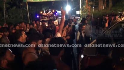 വെള്ളവും ഭക്ഷണവുമില്ല: ഇലവുങ്കലിൽ ശബരിമല തീര്‍ത്ഥാടകരുടെ പ്രതിഷേധം; നിലയ്ക്കലിൽ ബസിലും പ്രതിഷേധം