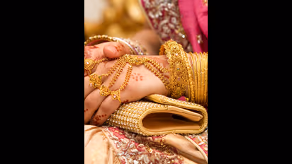 நகை பிரியர்களுக்கு ஷாக்... தங்கத்தின் விலை மீண்டும் உயர்ந்தது.! ஒரு கிராமுக்கு எவ்வளவு கூடியது தெரியுமா.?