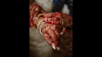 'ഷോ ഫ്രീ അല്ല'; വിവാഹത്തിന് വരുന്നില്ലെന്ന് അതിഥികള്, വരാത്തവര് ഒരു ലക്ഷം രൂപ വച്ച് തരണമെന്ന് വധു !