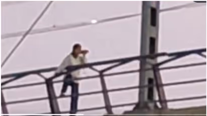 മൊബൈലും പിടിച്ച് മെട്രോ ട്രാക്കിൽ കയറി താഴേക്ക് ചാടുമെന്ന് യുവതിയുടെ ഭീഷണി, ഓടിയെത്തി പൊലീസ് -പിന്നീട് നടന്നത്