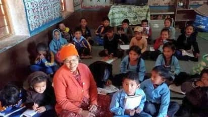 കണ്ട് പഠിക്കണം; പുസ്തകവും ബാഗുമായി കൊച്ചുമക്കൾക്കൊപ്പം ഒന്നാം ക്ലാസിൽ പോകാൻ 61 -കാരിയും