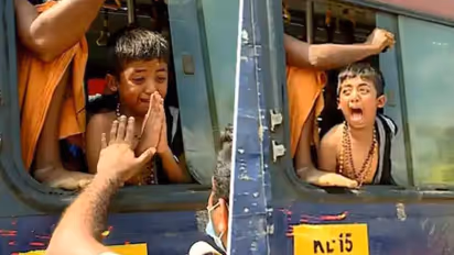 Sabarimala Rush: 'ತಂದೆಯನ್ನು ಹುಡುಕಿಕೊಡಿ..' ಪೊಲೀಸರಿಗೆ ಕೈಮುಗಿದು ಬೇಡಿಕೊಂಡ ಪುಟ್ಟಮಗುವಿನ ವಿಡಿಯೋ ವೈರಲ್!