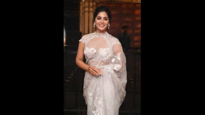 ఉల్లిపొర శారీలో ఆకట్టుకుంటున్న సంయుక్త మీనన్‌.. `డెవిల్‌` ట్రైలర్‌ ఈవెంట్‌లో స్పెషల్‌ ఎట్రాక్షన్‌