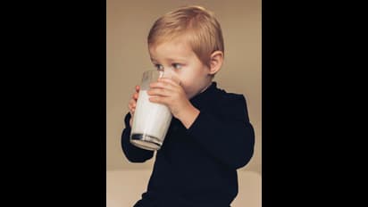  పిల్లలకు పాలు ఇస్తున్నారా..? వెంటనే ఈ ఫుడ్స్ మాత్రం పెట్టకండి..!