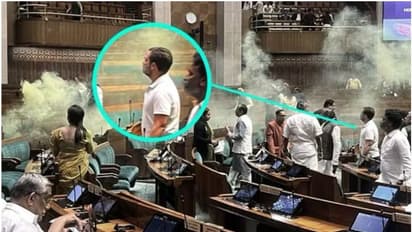 'നെഞ്ചുവിരിച്ച് നേതാവ്'; പാർലമെന്റിൽ പ്രതിഷേധക്കാർ കയറിയപ്പോൾ അക്ഷോഭ്യനായി രാഹുൽ ഗാന്ധി- ചിത്രവുമായി കോൺഗ്രസ്