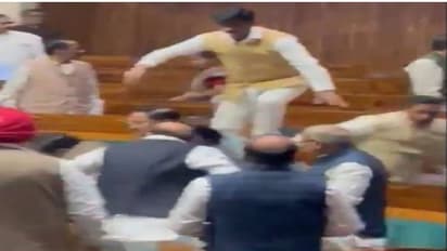 లోక్సభలో వైసీపీ ఎంపీ గోరంట్ల మాధవ్ సాహసం.. అగంతకుడిని రెక్కలు విరిచి పట్టుకుని , పోలీస్ మళ్లీ బయటికొచ్చాడుగా