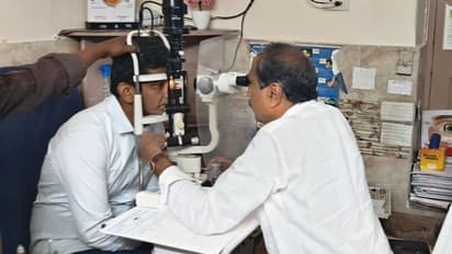 Telangana : తోటి ఎమ్మెల్యేకు వైద్యం చేసిన మరో ఎమ్మెల్యే...