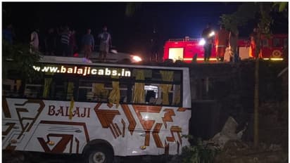 കോട്ടയത്ത് ശബരിമല തീർത്ഥാടകർ സഞ്ചരിച്ചിരുന്ന മിനി ബസ് തോട്ടിലേക്ക് മറിഞ്ഞു; നിരവധി പേർക്ക് പരുക്ക്