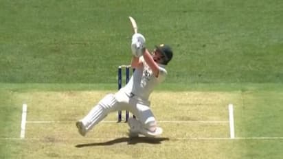 ഇതൊക്കെ എങ്ങനെ സാധിക്കുന്നു? അതും ഷഹീന് അഫ്രീദിയുടെ പേസിനെതിരെ! വാര്ണര്ക്ക് മാത്രം കഴിയുന്നത് - വീഡിയോ