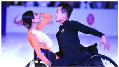 വീൽചെയറിൽ ഇരുന്ന് രാജ്യത്തെ ഏറ്റവും ഉയരം കൂടിയ കൊടുമുടി കീഴടക്കി ചൈനീസ് ദമ്പതികള് !