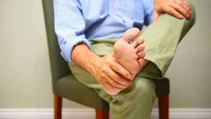 കാലില് നീര് വരുന്നതില് പേടിക്കാനുണ്ട് ചിലത്; ഡോക്ടറെ കാണേണ്ടത് എപ്പോള്?