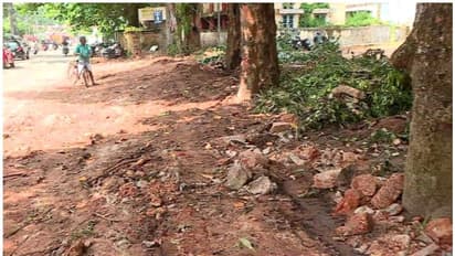 നവ കേരള സദസ്; സ്കൂളിന്റെ മതിൽ പൊളിച്ച സ്ഥലത്ത് വേലികെട്ടാൻ നഗരസഭയുടെ നീക്കം, തടഞ്ഞ് പൊലീസ്