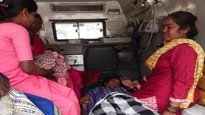 ಚಿಕ್ಕಬಳ್ಳಾಪುರ: ಅಂಬ್ಯುಲೆನ್ಸ್ನಲ್ಲೇ ಮಗುವಿಗೆ ಜನ್ಮ ನೀಡಿದ ತಾಯಿ..!