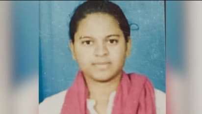 ബസ് ഇടിച്ച് സ്കൂട്ടര് യാത്രികയ്ക്ക് ദാരുണാന്ത്യം; അപകടം കുടുംബത്തിനൊപ്പം സഞ്ചരിക്കുമ്പോള്