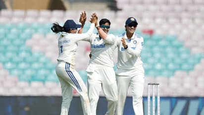 നവി മുംബൈ ടെസ്റ്റില്‍ ഇംഗ്ലണ്ടിനെ കറക്കി വീഴ്ത്തി ഇന്ത്യന്‍ വനിതകള്‍, കൂറ്റന്‍ ഒന്നാം ഇന്നിംഗ്സ് ലീഡ്