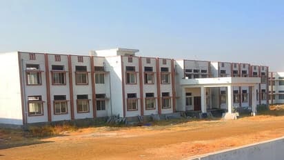 ಕಲಬುರಗಿ: ಪ್ರಾರ್ಥನೆ ವೇಳೆ ಕುಸಿದು ಬಿದ್ದ ಬಾಲಕಿಯರು