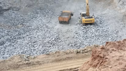 ಚಾಮರಾಜನಗರ: ಮಾಡಹಳ್ಳಿ ಗುಡ್ಡದಲ್ಲಿ ಪಟ್ಟಾ ಜಮೀನು ಹೆಸರಲ್ಲಿ ಕಲ್ಲು ಗಣಿಗಾರಿಕೆ?