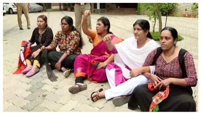 സുരക്ഷാ വീഴ്ച, അറസ്റ്റ്; ഡിജിപിയുടെ ഔദ്യോഗിക വസതിയിലേക്ക് തള്ളിക്കയറി മഹിളാമോർച്ച പ്രവർത്തകർ