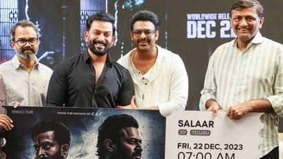 സന്ധ്യ 70 എംഎമ്മില്‍ 7 മണി ഷോ; 'സലാര്‍' ആദ്യ ടിക്കറ്റ് ആ സൂപ്പര്‍ സംവിധായകന് നല്‍കി പൃഥ്വിയും പ്രഭാസും