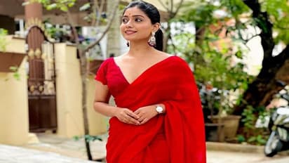 ಡೀಪ್ ನೆಕ್ ಬ್ಲೌಸ್, ಕೆಂಪು ಸೀರೆಯಲ್ಲಿ ಅಕ್ಷತಾ : ಚೆನ್ನಾಗಿ ಸೀರೆ ಉಡ್ತಿದ್ರಿ ಈಗೇನಾಯ್ತು ಎಂದ ನೆಟ್ಟಿಜನ್ಸ್