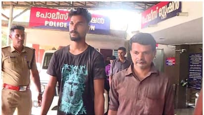 ഒളിച്ചുവെച്ച മദ്യക്കുപ്പി എടുത്തുമാറ്റി, തർക്കമവസാനിച്ചത് കൊലയിൽ; യുവാവിന്റെ മരണത്തിൽ 2 സുഹൃത്തുക്കൾ അറസ്റ്റിൽ
