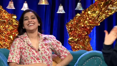 Rashmi Gautam: ఏంటి కొరకాలనిపిస్తుందా, ఇటు రావే... జబర్దస్త్ షోలో ఆడోళ్ళ రొమాన్స్! 