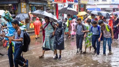 Heavy Rain School Holiday: விடாமல் அடிச்சு ஊத்தும் கனமழை! எந்த மாவட்டத்திற்கு பள்ளிகளுக்கு விடுமுறை தெரியுமா?
