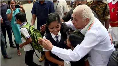 'പേടിപ്പിക്കാൻ നോക്കേണ്ട, പൊലീസ് സംരക്ഷണവും വേണ്ട'; ഗവർണർ തെരുവിലിറങ്ങി; കോഴിക്കോട്ട് നാടകീയ രംഗങ്ങൾ