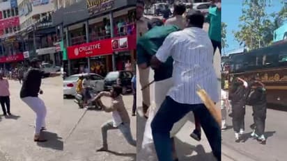 കൊല്ലത്ത് കരിങ്കൊടി പ്രതിഷേധം; കൊണ്ടും കൊടുത്തും യൂത്ത് കോൺഗ്രസ്-ഡിവൈഎഫ്ഐ പ്രവർത്തകർ, പെപ്പർ സ്പ്രേയും